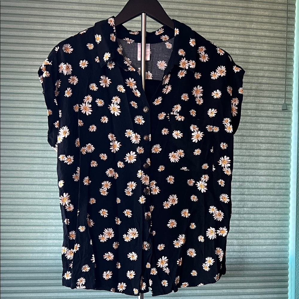 No Boundaries Black Daisy-Print Button Front Shirt